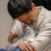 Student cuddles with a cat during PAWS